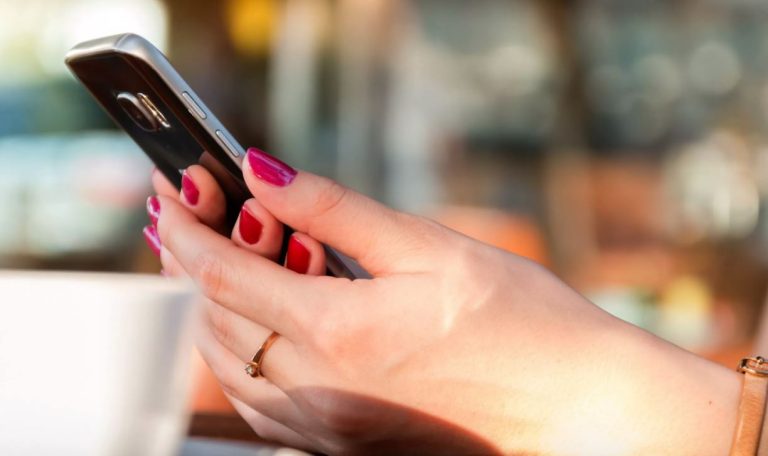 Дзвінок з незнайомого номера все змінив. “Я ваш син”, – сказав голос. Приголомшена, Аліна втратила дар мови