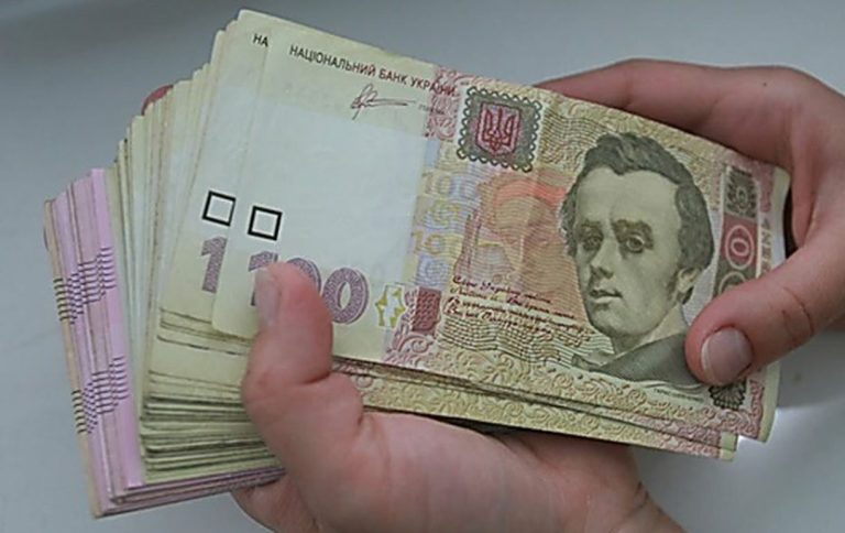 Олена запитала маму, чому її брат Аркадій отримав дорожчий весільний подарунок, ніж вона. Але відповідь матері приголомшила її