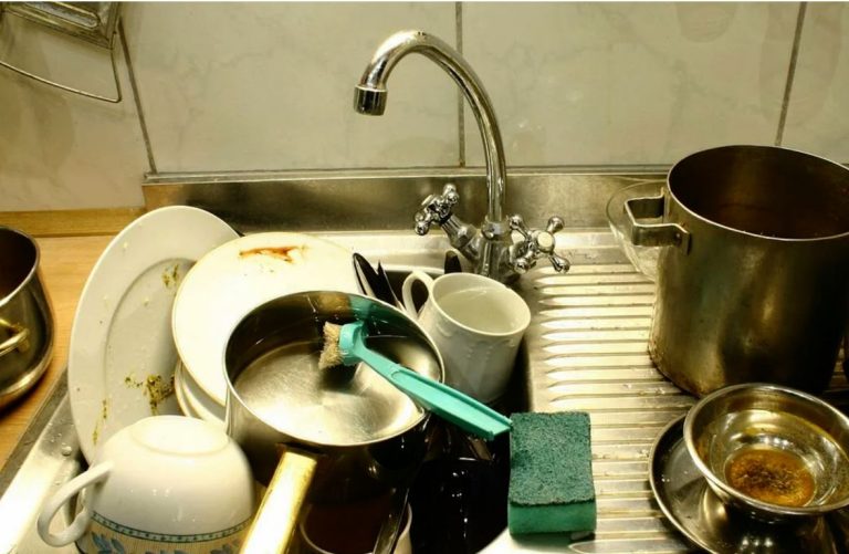 Прийшовши в гості до сина, Антоніна помітила в раковині гору немитого посуду і вирішила, що так не повинно бути…