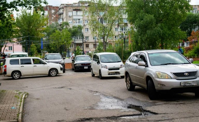 На 20-річчя молодшого сина ми із чоловіком подарували йому машину, про що він мріяв уже багато років. Але цей подарунок став причиною конфлікту у нашій колись дружній родині.