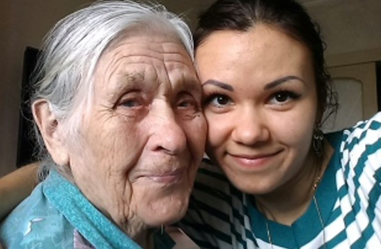 Коли я росла, то відчувала, що мене затьмарює моя молодша сестра Софія. Тільки моя бабуся любила мене за те, що я є, але це кохання призвело до сварки з моєю мамою.