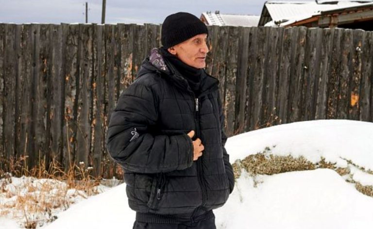 Маша була по вуха закохана у Степана, і поки він хворів, та почала доглядати хлопця, сподіваючись, що Степан нарешті помітить її. Але нажаль…