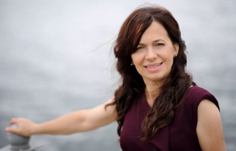 Друга дружина мого батька була гарною жінкою. І коли я вирішила їй допомогти – моя рідна мама вчинила найпідлішим чином.