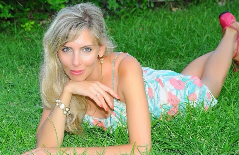 З дитинства я мала комплекс – я ненавиділа, коли люди втрачали своє обличчя, ганяючись за схваленням інших. Коли через 8 років шлюбу я помітила, що мій чоловік із таких самих людей, мене ніби струмом ударило. Він готовий на все за ради похвали від начальства та схвалення оточення.