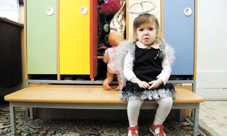 Коли Віка прийшла до дитячого садка, щоб забрати свою онучку, вона помітила, що на дівчинці не її сукня. Незабаром вона залишала заклад під критику виховательки.