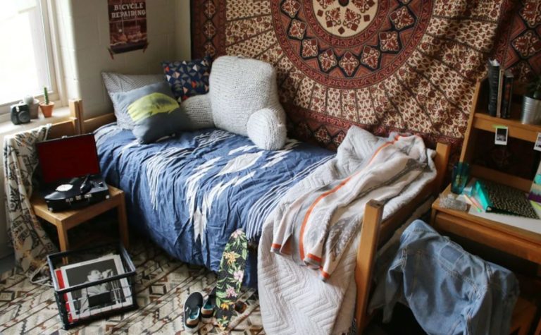 Мені зателефонувала kолишня дружина і запропонувала повернутися до нашої квартири, мовляв, так буде найкраще для всіх. Але я зараз розгублений.