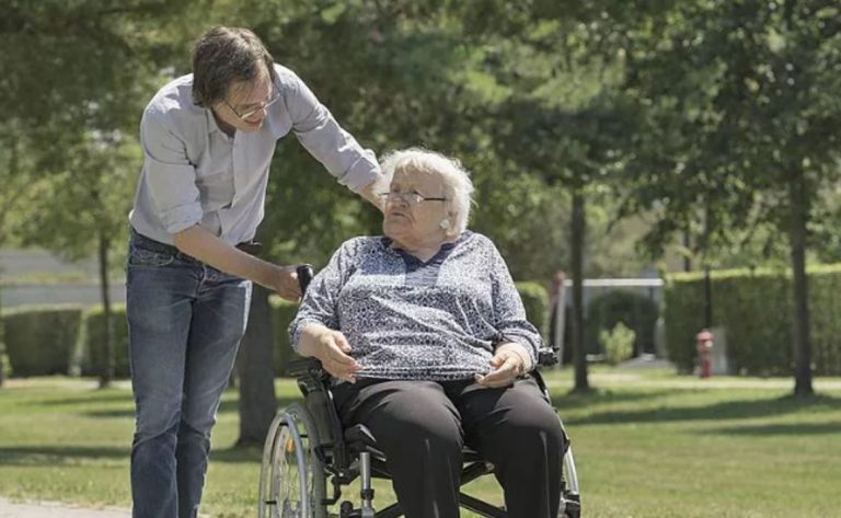 У мене є підозри, що мій дядько хоче заволодіти нашим батьківським домом. Однак я не знаю, як пояснити все це мамі.