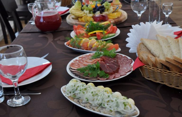 Гості вітали дружину з 25-ю річницею їхнього щасливого сімейного життя. Але коли всі пішли, і подружжя залишилося одне – тут і настав переломний момент.