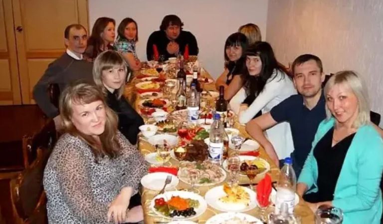 Після довгих років розлуки мої друзі приїхали до мого міста, і ми вирішили зустрітися в одному престижному кафе. Бажаючи справити враження, я припустилася великої помилки.