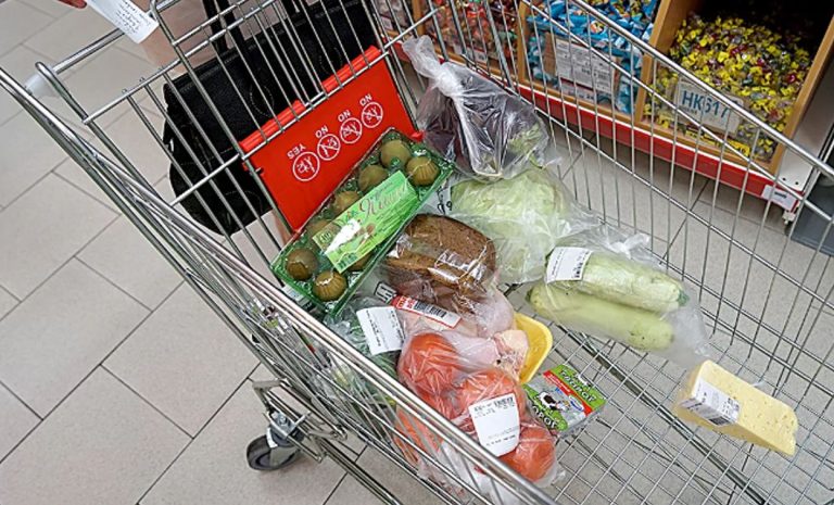 Я вже давно зрозуміла, що мій чоловік заробляє набагато більше, ніж показує. Але мені досі доводиться сильно заощаджувати, тож я підозрюю його в обмані.