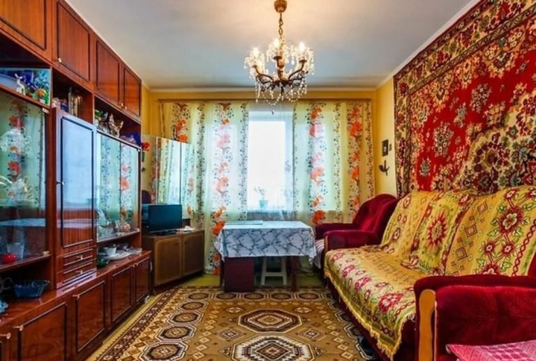 Чоловік моєї тітки запропонував їм продати їхню простору квартиру, щоб допомогти своїм дітям фінансово. Але як тільки угода була завершена, стали зрозумілі справжні мотиви чоловіка.