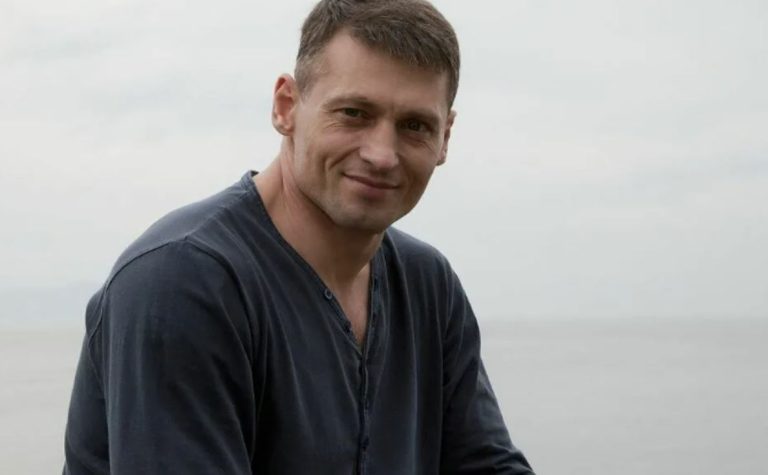 Коли Алісі було 16 років, вона зустрілася зі своїм батьком, щоб вирішити питання з документами. Батько спробував пояснити свою відсутність усі ці роки, але все пішло не так.