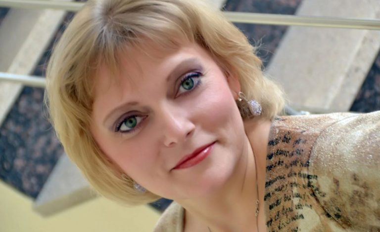 Я завжди знав про існування свого зведеного брата, але ніколи не бачив його. Але нещодавно мама вирішила викупити перед ним свою провину – залишивши мене ні з чим.