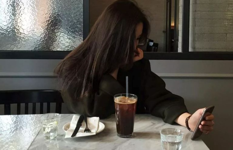 Льоша посперечався з другом, що закохає в себе дівчину, що сидить за столом навпроти, і підійшов до неї.