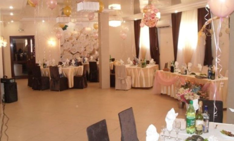 Коли я повернулася з Італії, щоб відсвяткувати весілля свого сина, я не могла не помітити, що щось було не так. Тільки коли сусід прошепотів мені на вухо дещо, я зрозуміла, що мене бентежило.