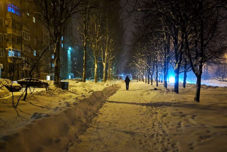 Настя була принциповою дівчиною. Їй було вже 26, а в неї досі не було хлопця. Якось Настя зустріла Вову, і в перший же день їхнього знайомства у дівчини стався перший поцілунок!