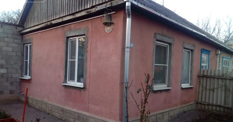 Алла вийшла з автобуса з важкими сумками в руках і пішла до дочки в гості. Жінка подзвонила у двері, але звідти вона почула чоловічий голос.