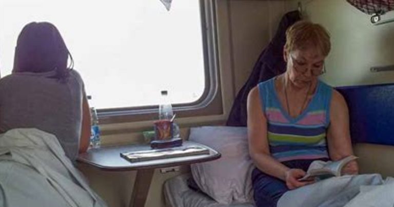 Двоє жінок вирішили поговорити у поїзді, бо думали, що я сплю і нічого не чую. А те, що я тоді почула, словами не передати