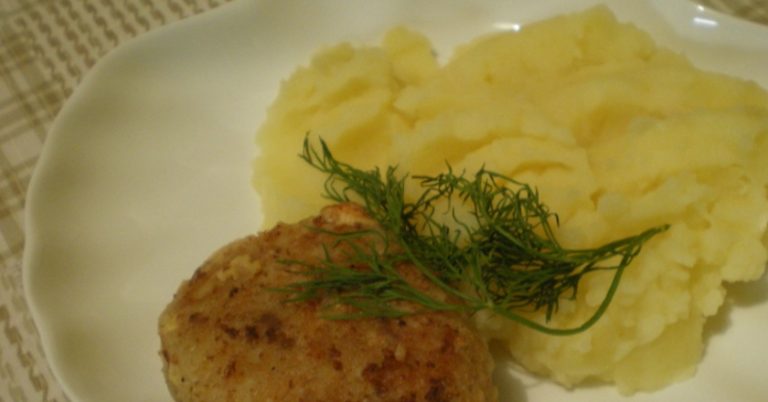 Від слів невістки за столом Ользі Вікторівні захотілося nлакати, але вона миттю взяла себе в руки, адже в голові вже крутився готовий план