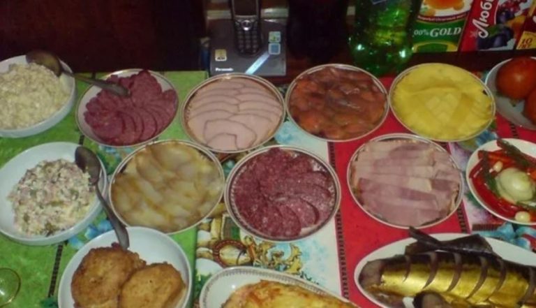 Після двозначного тосту чоловіка Таня ледве змогла стримати сльо зи. Вона просто вийшла з-за столу та пішла, і навіть чоловік за нею не встиг.