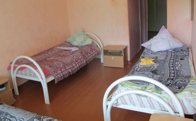 Після смер ті батька мама привела додому вітчима, який не злюбив нас із сестрою. Незабаром через нього ми потрапили до інтернату.