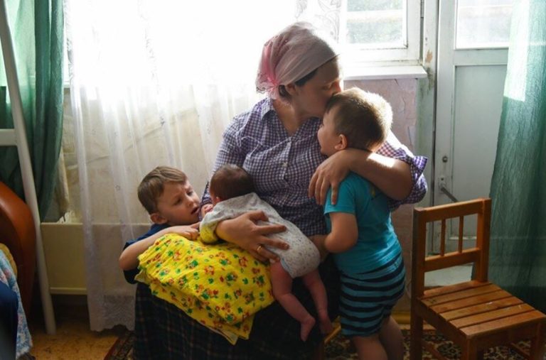 Мені вже стало ясно, що невістка по-різному ставиться до своїх дітей. Але я не знаю, як можна вирішити цю проблему.