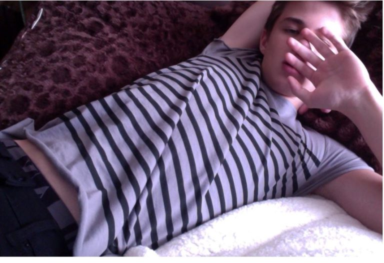 Дивлячись на те, як мій чоловік лежить на дивані, я зрозуміла, що наша домашня динаміка потребує змін. Я вирішила розділити роботу по дому порівну.