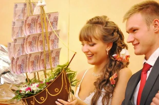 Свекор, дізнавшись, що я з бідної родини, не змінював ставлення до мене. Тільки перед весіллям він дав мені велику суму грошей і просив дещо.