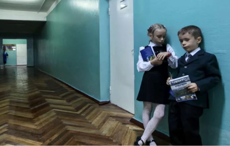 У шкільні роки Василь вкрав гаманець своєї вчительки, щоб справити враження на однокласницю. Він не знав, як це вплине на його долю.