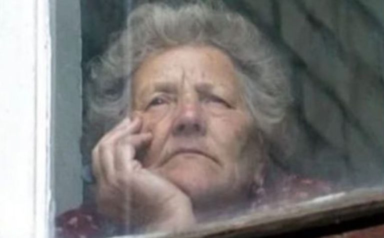 Вирішивши порадувати свекруху, я приготувала для неї скромний новорічний подарунок. Але її реакція стала для мене несподіванкою.