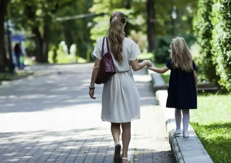 Сонячного дня Галина, обтяжена сумками з продуктами, забирала свою доньку Поленьку з дитячого садка. Раптом учителька зупинила Галину з несподіваним побоюванням.