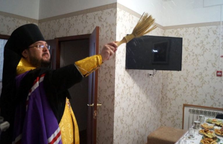 Коли теща наполягла на тому, щоб хрестити дитину, я не був проти, але коли вона вирішила відправити священика освятити нашу оселю, я не стерпів