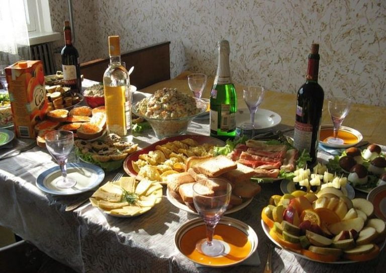 Батьки мого хлопця здалися мені дуже привітними людьми. Однак все різко змінилося, коли я повідомила, що маю дитину. Андрій почув про це вперше. Поведінка його батьків миттєво змінилася: вони стали похмурими та тихими.