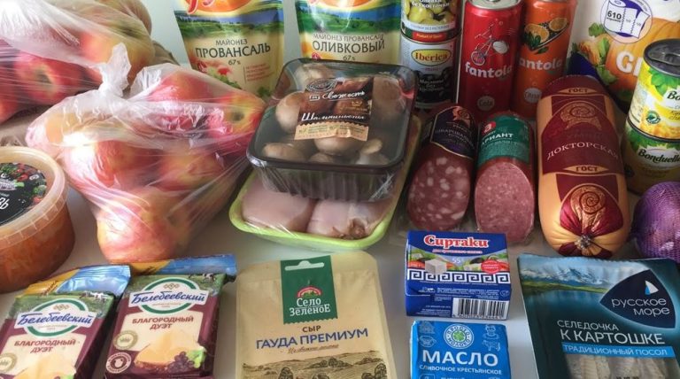 Микита помітив на своєму телефоні повідомлення від Люби. Смс-ка виявився неочікуваною. Люба просила Микиту зібрати речі і покинути їхню квартиру, бо вона знайшла собі іншого і планує вийти за нього заміж.