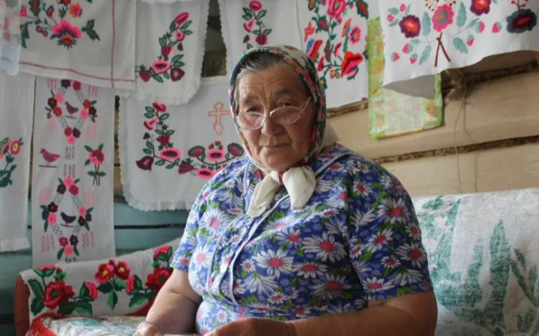 Я не проти того, щоб віддати частку у квартирі своїй мамі. Але нещодавно я почала підозрювати, що на неї впливає її новий чоловік.