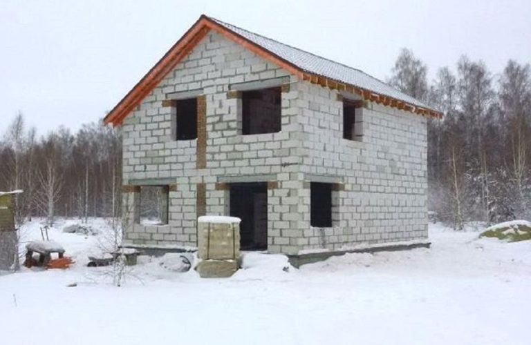 Таїсія довіряла своєму молодому чоловікові, тому погодилася з його бажанням збудувати великий будинок. Але коли завершилося будівництво – розпочалися серйозні сімейні проблеми.