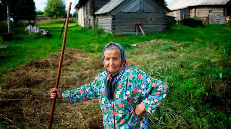 Вийшовши заміж вдруге, мама запропонувала мені переїхати до бабусі, щоб не створювати напруги з вітчимом. Але бабуся не могла зазнати цієї ситуації – тому взяла справу до своїх рук.