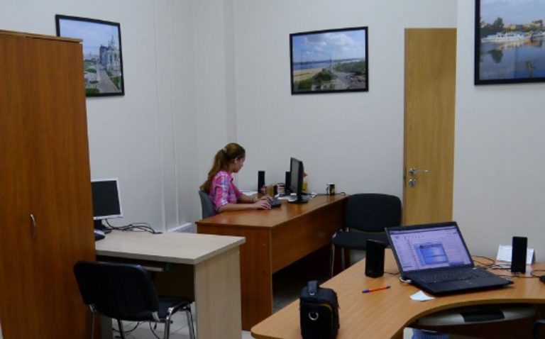 Мар’яна була на роботі, коли її подруга Ганна звернула увагу на нового начальника відділу, Івана Олексійовича, який виявляє до неї інтерес. Від цього Мар’яні стало ніяково.