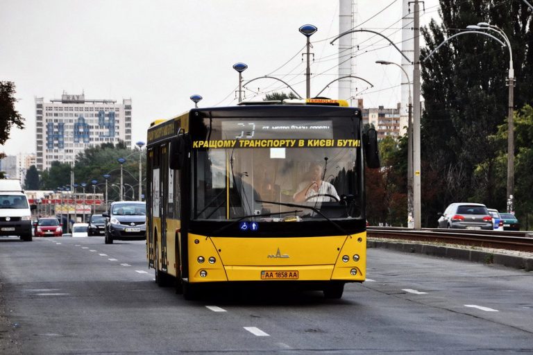 У маршрутці всі почули неприємний запах. Раптом вони побачили, що у дівчини за пазухою щось є.