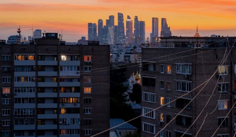 Віра лежала поряд із чоловіком і думала, що буде з нею, якщо не стане її чоловіка. І тієї ночі їй наснився дуже дивний сон.