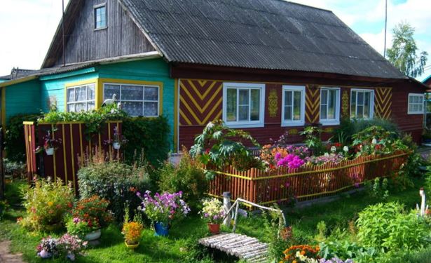 Я взяла відпустку, забрала дітей, і ми поїхали до села провести місяць літа. І там я побачила золовку з донькою. Але ж у неї не було ключів…