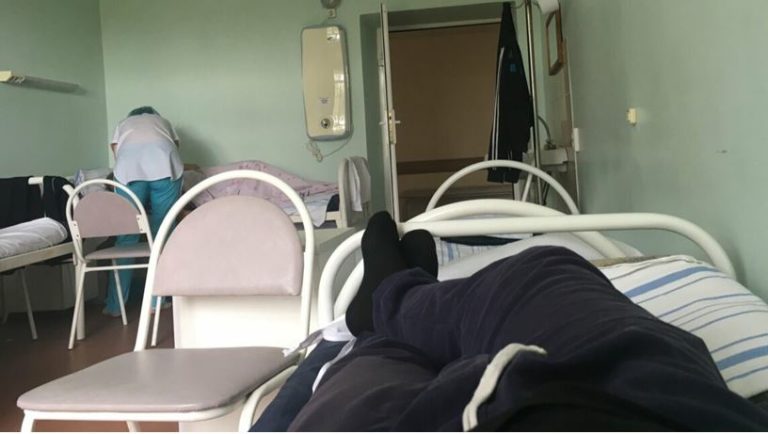 Провідавши свого партнера в лікарні, я була вражена, побачивши в палаті його дочку з нотаріусом. З того дня моє майбутнє здається туманним.