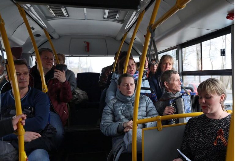Повертаючись з магазину з покупками, ми з сином сіли у громадський транспорт. Ми досі не можемо забути сцени, яку влаштувала одна молода матуся.