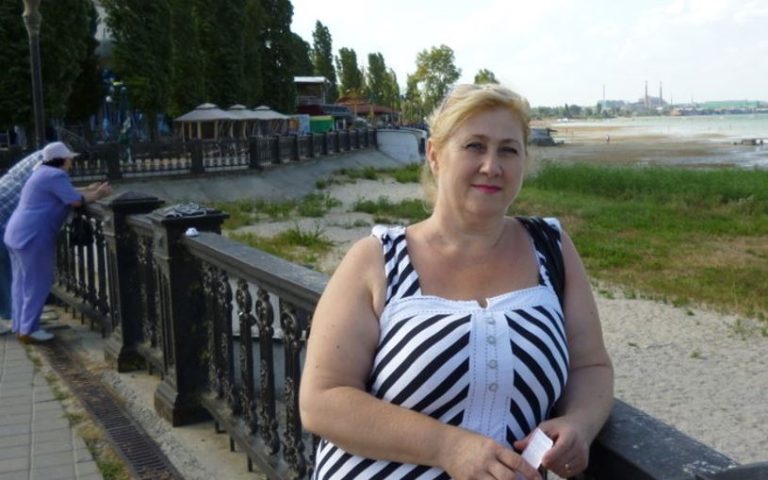 Якось до Тані дійшли чутки, що її мати розпускає хибні плітки про свою дочку і про її сім’ю, мовляв, Таня – дурненька, а її чоловік користується цим. Таня була приголомшена.