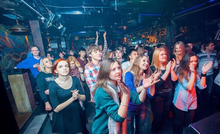 Владу почало здаватися, що дружина зраджує його, ведучи активне життя. Але якось вона попросила забрати її з клубу – і Влад зрозумів, як сильно він помилявся.