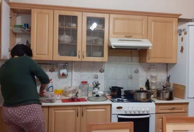 Коли подруга вирішила викинути кухонний гарнітур, я попросила забрати його собі. Я і припустити не могла, що від мене буде потрібно натомість.