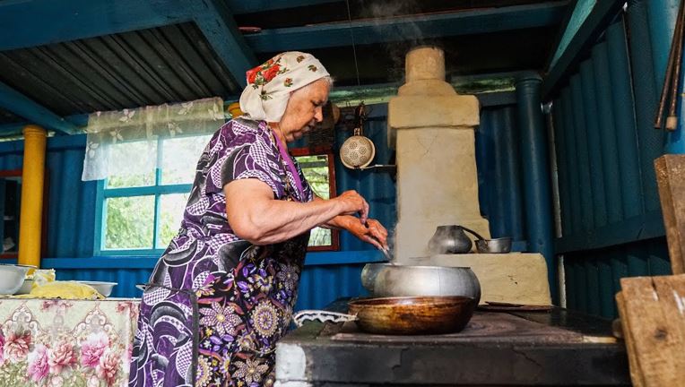 Свекруха запропонувала нам з чоловіком доглядати її матір, а натомість отримати квартиру старенької. Спочатку все йшло гладко, але невдовзі я зрозуміла, що мене лише використали.