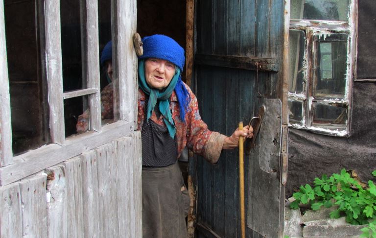 Бабуся завжди критикувала мого батька, незважаючи на те, що він завжди прагнув забезпечити свою сім’ю. Зараз вона потребує допомоги – батько не може відмовити, але я проти.