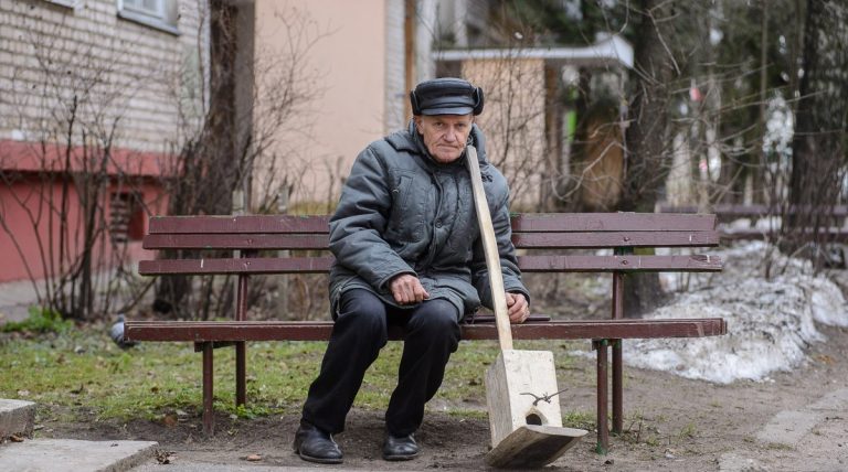 Після розповіді дідуся з двору, хлопець розлучився зі своєю kоханою. Сільська дівчина перетворилася на розважливу даму.