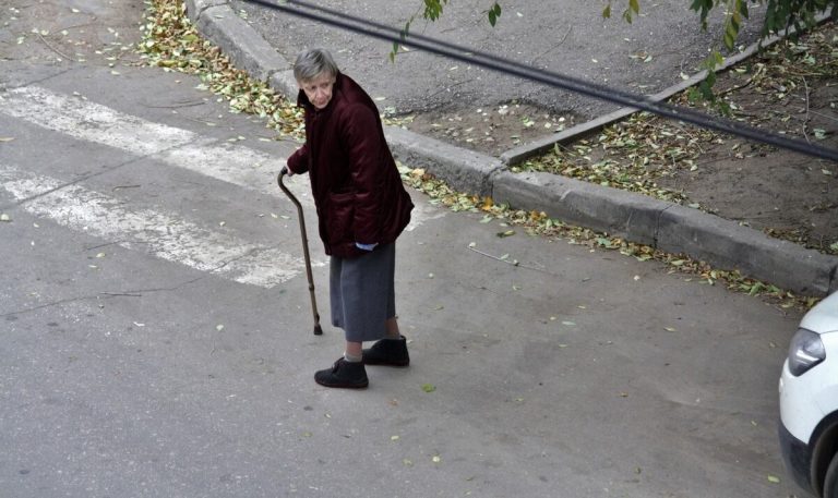 Якось я допомагав літній бабусі, яка не могла перейти вулицю, і в цей момент один з водіїв вийшов з машини і почав кричати, щоб ми швидше переходили дорогу. Цю ніч я провів у поліцейській дільниці.